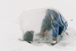 Pemandangan Langka, Mancing di Sungai Es Pakai Kantong Plastik