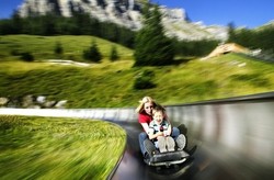 Swiss Punya Perosotan Seru Dengan Latar Gunung & Lembah Hijau