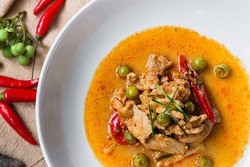 Pedas Nikmat Kari Panang Khas Thailand untuk Makan Siang