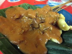 Nyam! Enaknya Jajan Dongkal dan Sate Padang di Stasiun Depok