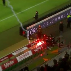Ketika Petasan Lemparan Fans Wolfsburg Nyelonong Masuk ke Bench Hannover