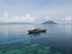 Pemandangan Eksotis dari Dermaga Sederhana di Alor