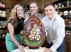 Pasangan Ini Pilih Kue Pernikahan Berbentuk Telur Paskah Raksasa