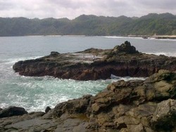 Pesona Pantai Wediombo di Gunungkidul