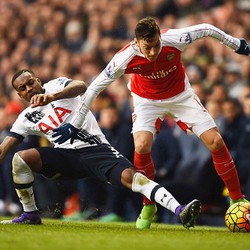 Seru! Tottenham vs 10 Pemain Arsenal Imbang 2-2