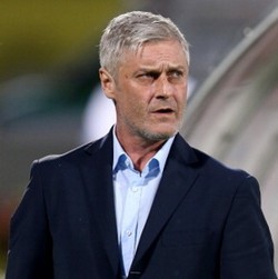 Eintracht Frankfurt Pecat Pelatih dalam Usaha Keluar dari Zona Maut