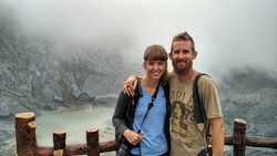 Pasangan Bule Australia yang Jatuh Cinta Pada Tangkuban Perahu