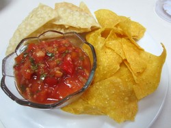 Lettas Kitchen: Kriuk Gurih Tortilla dengan Saus Salsa, Keju dan Chili Con Carne