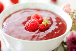 Ini Cara Bikin Saus Strawberry yang Segar Enak