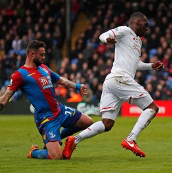 Carragher: Benteke Dijatuhkan, Pemain-pemain Liverpool Tidak Diving