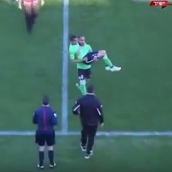 Pemain Ini Cedera, Jatuh dari Tandu, lalu Digendong Keluar Lapangan