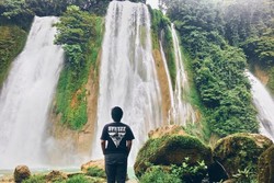 Asiknya Naik Perahu ke Curug Cikaso Sukabumi