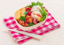 Nyam! Enaknya Bola-bola Nasi Isi Daging Ayam untuk Bekal Anak