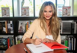 Promosikan Buku Masaknya, Chrissy Teigen Sengaja Cantumkan Nomor Telepon