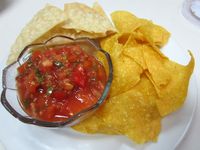 Nyam! Enaknya Ngemil Tortilla dengan Saus Salsa dan Keju