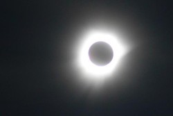 Berburu Gerhana Matahari Hingga ke Negeri Laskar Pelangi