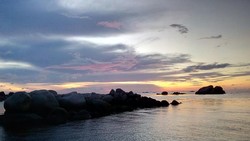 Pantai Tanjung Tinggi Bikin Laskar Gerhana Jatuh Cinta