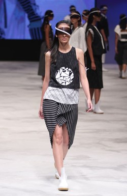 Kain Lurik Disulap Jadi Busana Kasual & Edgy