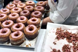 Selama Bulan Ini Dominique Ansel Bakery di Tokyo Sajikan Cronut Sakura