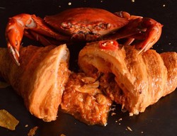 Setelah Isi Telur Asin, Kini Ada Croissant Isi Chilli Crab di Singapura