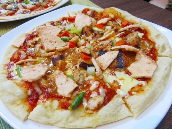 Bagaimana Rasa Pizza Bertopping Tom Yum dan Sate Ayam?
