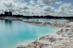 Laskar Gerhana Terpana Indahnya Danau Kaolin di Belitung