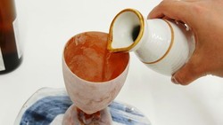 Nyam! Habis Dipakai Minum, Gelas Dari Cumi Utuh Ini Bisa Dimakan