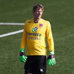 Comeback dari Pensiun, Van Der Sar Bikin Penyelamatan Penalti