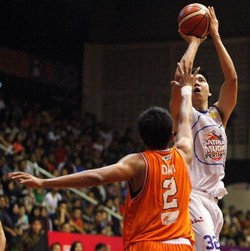 SM Tumbangkan Pelita Jaya, Aspac Kalahkan Bandung Utama