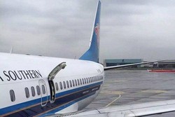 Ingin Udara Segar, Turis Pria di China Buka Pintu Darurat Pesawat