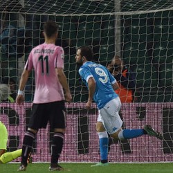 Penalti Higuain Menangkan Napoli di Markas Palermo