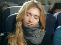 Syal yang Bisa Bikin Nyaman Tidur di Perjalanan