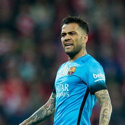 Dani Alves Impikan Main di Liga Inggris