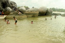 Menikmati Indahnya Pantainya Laskar Pelangi di Belitung