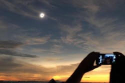 Mengabadikan Momen Gerhana di Belitung