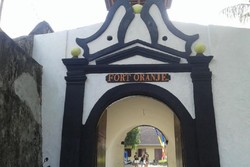 Laskar Gerhana Wisata ke Benteng Terbesar di Ternate