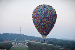 Seperti Film Up, Traveler Keliling Dunia Naik Balon Warna-warni