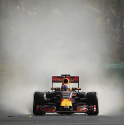 Hujan yang Membuat Para Pebalap Tak Bisa Berbuat Banyak