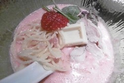 Nyam! Ada Ramen dengan Saus Strawberry dan Topping Cokelat Putih