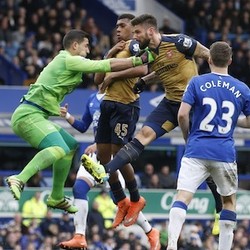 Cepatnya Penyerang Arsenal Repotkan Duet Bek Everton