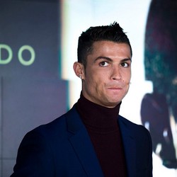 Ronaldo Hibur Anak Korban Bom Asal Palestina