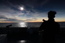 Sekali Seumur Hidup Motret Gerhana dari Atas Kapal