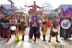 Aksi Unik Penampil Sirkus Trans Studio Bandung di Car Free Day Dago
