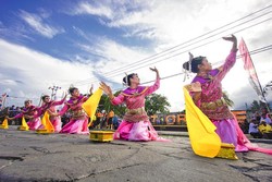 Tari-tarian Khas Maluku Pukau Laskar Gerhana di Fort Oranje