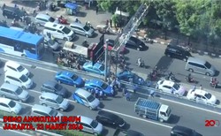 Video Sopir Taksi Tabrak Pendemo yang Men-sweepingnya