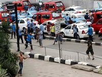 Sopir Taksi dan Ojek Online Saling Lempar Batu