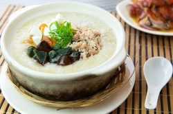 Mau Coba Bubur Telur Asin yang Gurih Hangat?