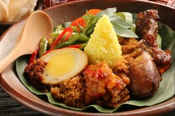 Yuk, Jajan Nasi Kuning Enak di 5 Tempat Ini