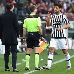 Hina Wasit, Khedira Dihukum Dua Laga