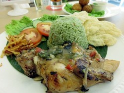 M & Gold: Mencicipi Nasi Hijau Komplet dan Avocado Chocolate Mousse Tart Gaya Rumahan